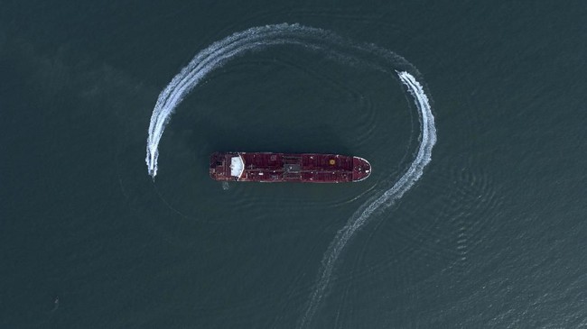 Angkatan Laut Amerika Serikat memaparkan Angkatan Laut Iran berusaha membajak dua kapal tanker minyak di dekat Selat Hormuz pada Rabu (5/7).