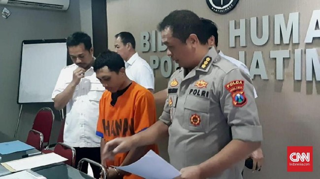 Pembina Pramuka RSS (30) melakukan perbuatan cabulnya itu di tiga sekolah menengah pertama (SMP) dan sekolah dasar (SD) di Surabaya.