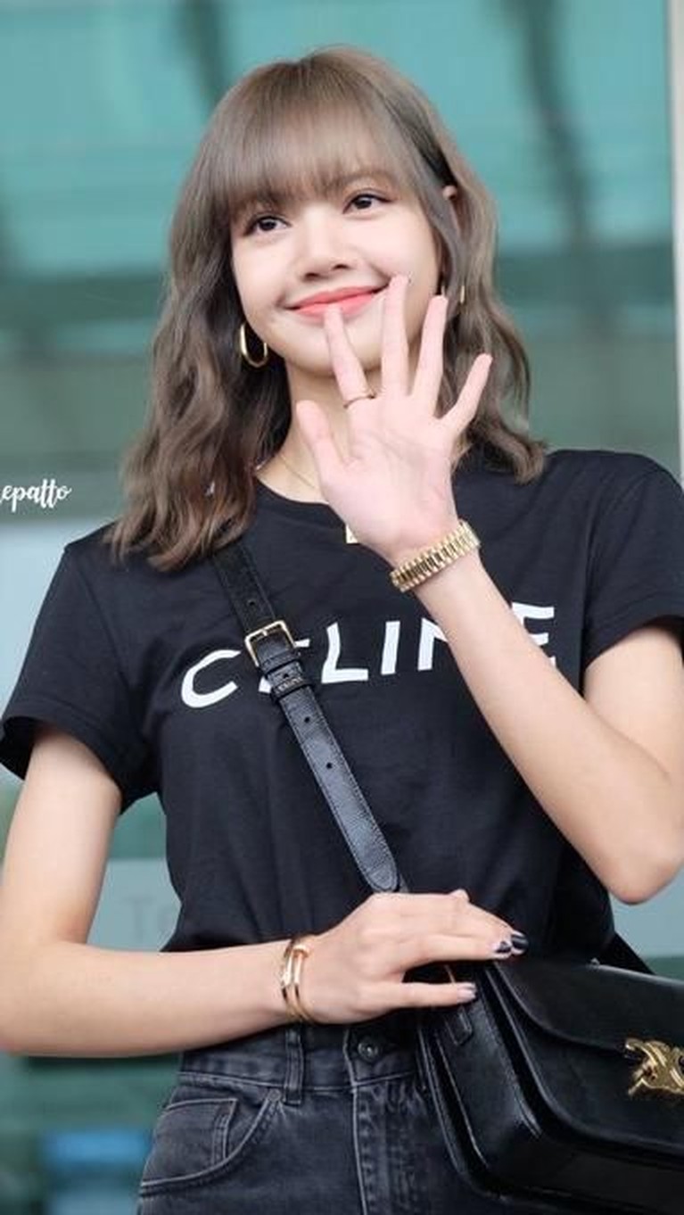 6 Gaya Cantik Lisa BLACKPINK di Bandara Intip gaya fesyen cantik ala Lisa BLACKPINK saat di bandara versi Insertlive.