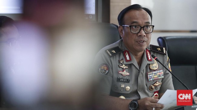Pejabat polisi di delapan kepolisian daerah yang tidak serius menangani karhutla sesuai instruksi Presiden Jokowi dipastikan akan dicopot.
