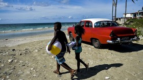 FOTO: Mimpi Penduduk Kuba ke Pantai