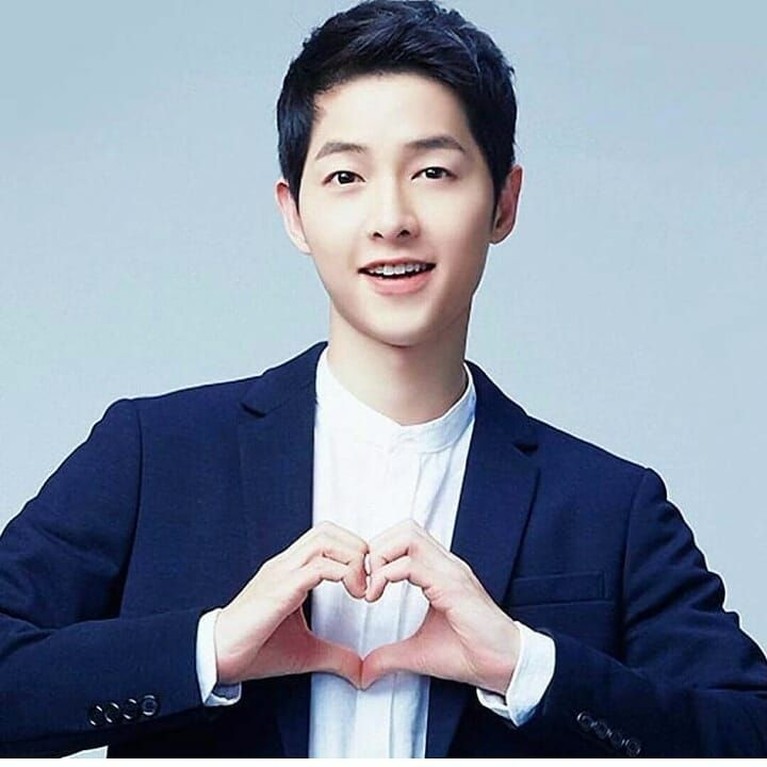 Song Joong Ki resmi menyandang status duda pada Senin (22/7), meski statusnya berubah, ketampanan pria 33 tahun ini tetap mampu bikin wanita terpesona.