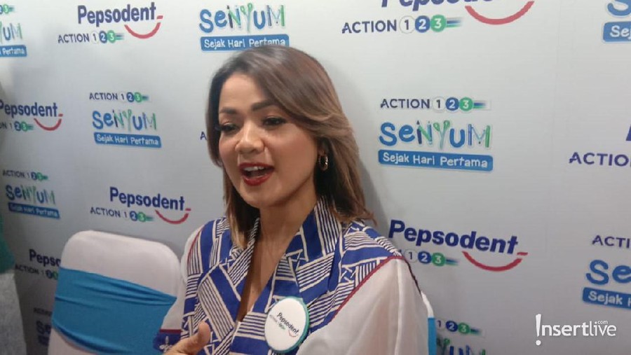 Nirina Zubir Doktrin Anak untuk Jaga Kebersihan Diri Cara Nirina Zubir mengajarkan anak untuk menjaga kebersihan diri.