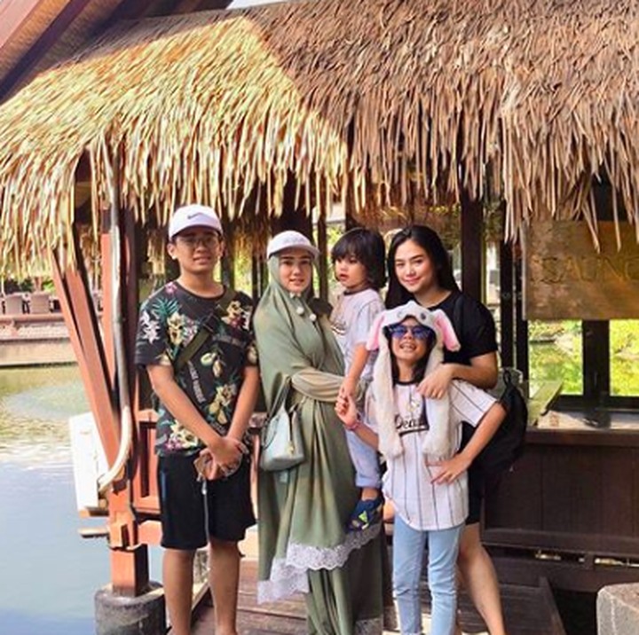 <p>Menghibur keempat anaknya, pelantun <em>Cinta Mati</em> tersebut mengajak mereka untuk jalan-jalan ke Ancol. Meskipun sederhana yang penting bahagia ya, Bunda. (Foto: Instagram @mulanjameela1)</p>