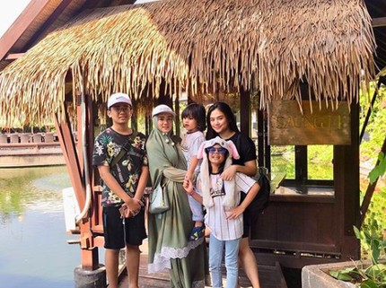 Tanpa Ahmad Dhani, Intip 7 Momen Mulan Jameela Bareng Anak