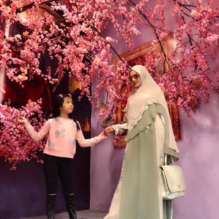 <p>Menghidupi anak-anak seorang diri, Mulan berjuang mencari nafkah dengan menerima <em>endorse fashion</em>. Salah satunya mengajak Safeeya untuk keperluan promosi. (Foto: Instagram @mulanjameela1)</p>