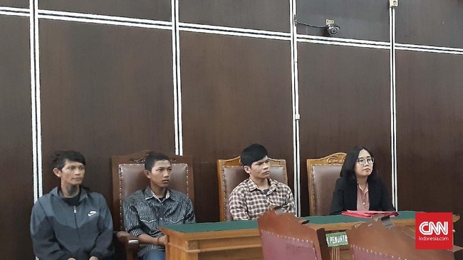 Ibunda korban salah tangkap, Netty Herawati mengaku kegiatannya berdagang sayur menjadi terbengkalai setelah anaknya ditangkap polisi.