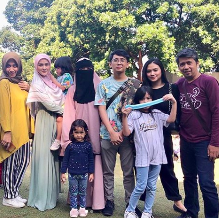 <p>Sedangkan saat Lebaran, Mulan mengajak keempat anaknya untuk merayakannya dengan mudik ke Bandung. (Foto: Instagram @mulanjameela1)</p>
