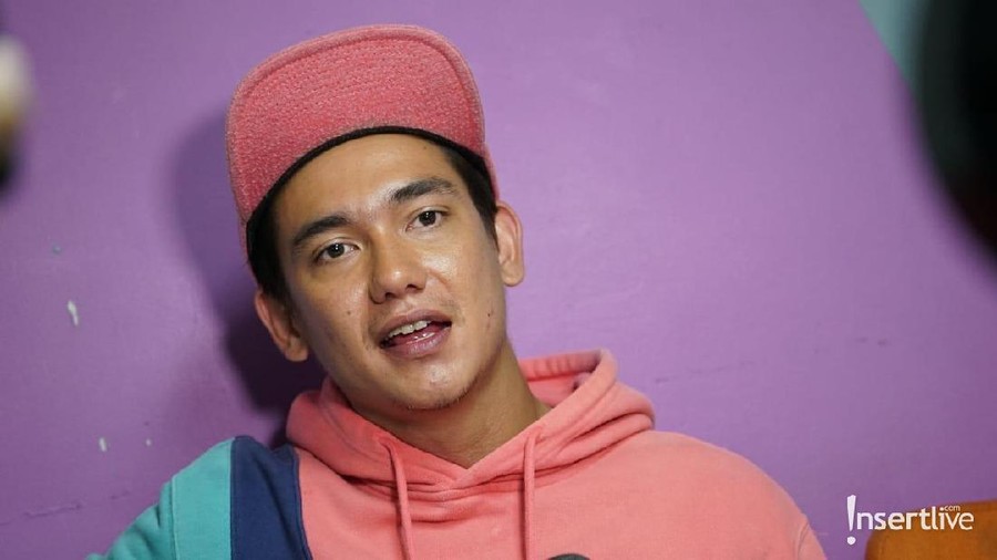 Adipati Dolken Ditolak Foto Bareng Idola, Netizen: Karma Adipati Dolken ditolak Edgar Davids saat minta foto bareng.