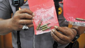 Warga Tangerang Temukan Plastik Berisi Puluhan Amunisi di Pot Tanaman