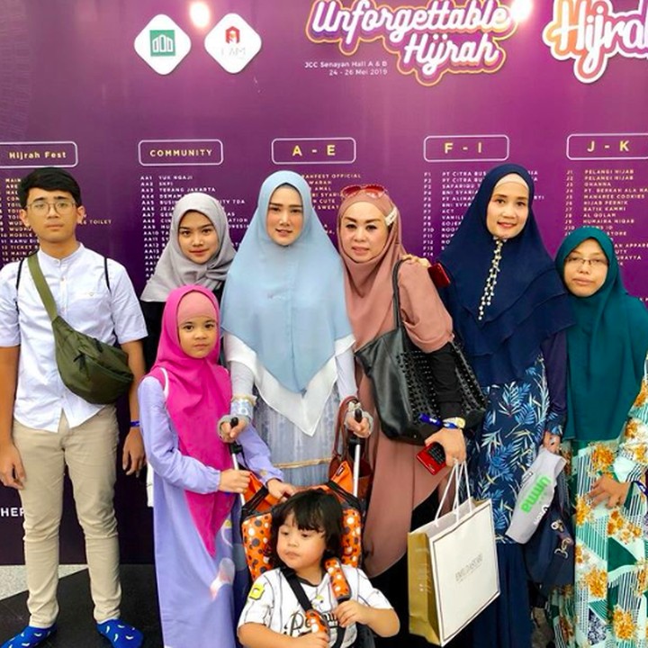 <p>Mulan juga terlihat semkain religius dan mengajak empat anaknya, Tiara, Rafly, Safeeya dan Muhammad Ali untuk mengunjungi Hijrah Fest. (Foto: Instagram @mulanjameela1)</p>