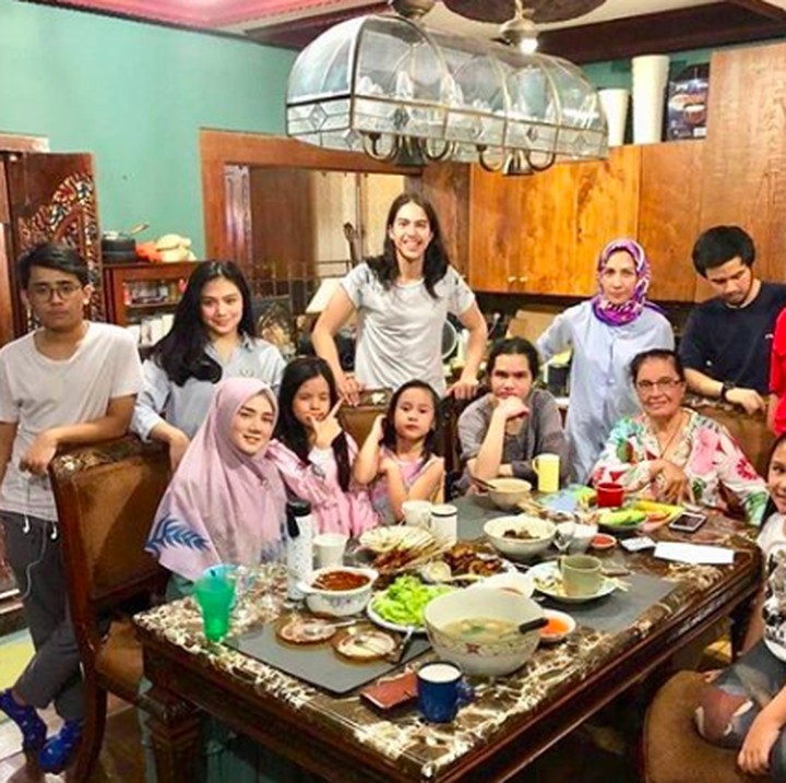 <p>Meski Ahmad Dhani sedang menjalani hukuman, Mulan Jameela masih kompak bersama ketiga anak Dhani lainnya, Al, El, dan Dul. Mereka sempat melakukan iftar bersama saat Ramadhan lalu. (Foto: Instagram @mulanjameela1)</p>
