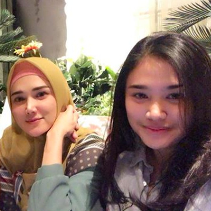 <p>Berfoto dengan Tiara dan Rafly, Mulan mengenang masa lalu dengan mengingat masa-masa mereka bayi. (Foto: Instagram @mulanjameela1)</p>