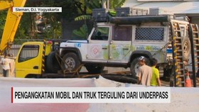 VIDEO: Pengangkatan Mobil & Truk Terguling dari Underpass