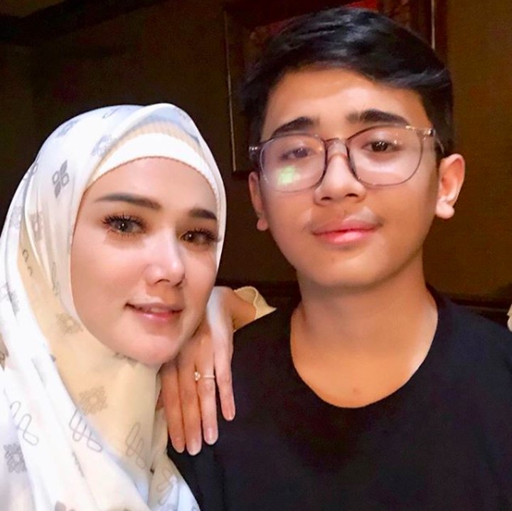 <p>Enggak terasa, kini anak kedua Mulan Jameela bersama suaminya terdahulu sudah remaja. Bahkan tinggi Rafly sudah menyamai sang Bunda. (Foto: Instagram @mulanjameela1)</p>