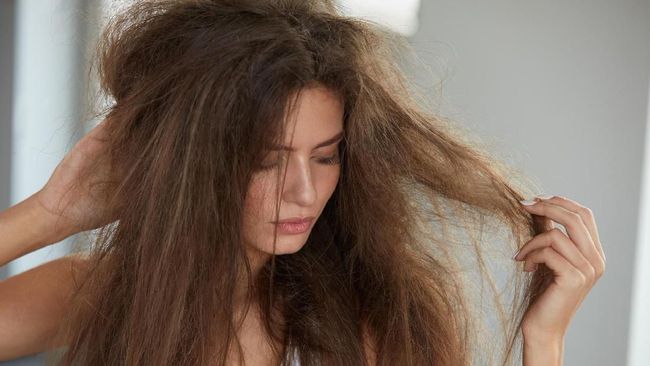 Tak hanya stres atau pilihan sampo yang salah, ternyata polusi udara juga ikut berpengaruh terhadap kerontokan rambut.