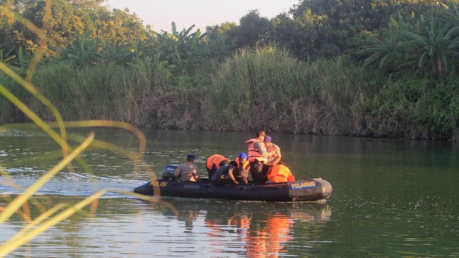 Petugas evakuasi menggunakan drum untuk mengangkat bangkai pesawat Cessna 172 dari dasar Sungai Cimanuk, Indramayu, Jawa Barat, ke permukaan.