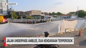 VIDEO: Jalan Underpass Ambles, Dua Kendaraan Terperosok