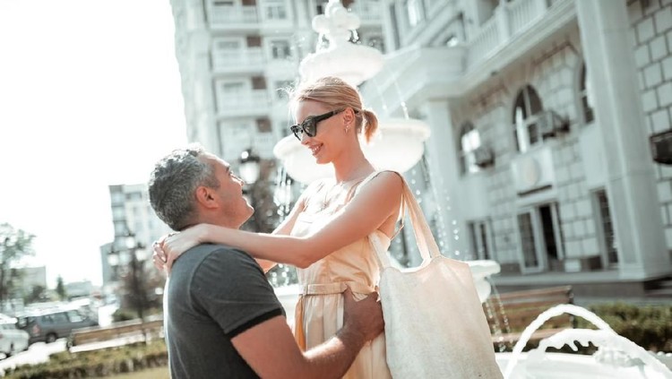 10 Ucapan Manis yang Simpel & Menyentuh Hati untuk Pasangan Ucapan manis dapat membuat romansa pernikahan jadi lebih hidup. Saling memuji pasangan dapat menyelamatkan rumah tangga.