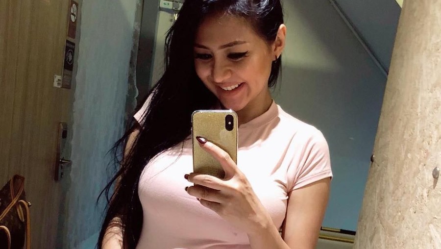 Kisah Model Dewasa Jelly Jelo, Dihamili dan Ditinggal Kekasih Kisah model Jelly Jelo yang melahirkan dan ditinggal kekasih.