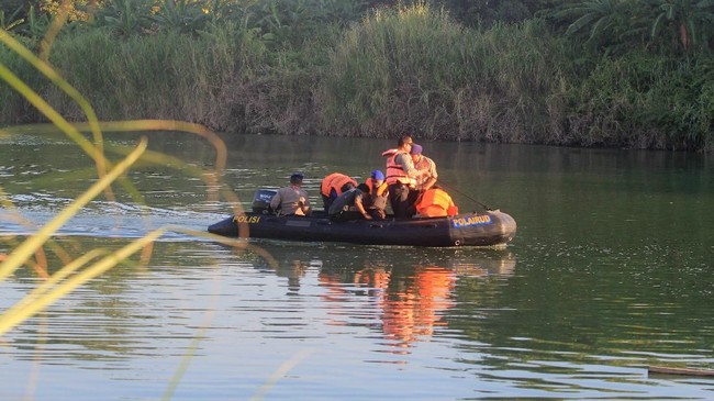 Personel Polri dan BPBD melakukan pencarian pesawat latih jenis Cessna yang tenggelam di Sungai Cimanuk, Cantigi, Indramayu, Jawa Barat, Senin (22/7/2019). Pesawat latih yang diawaki dua orang siswa dari AAA Pilot School Cirebon tersebut jatuh dan tenggelam di Sungai Cimanuk dan belum ditemukan. ANTARA FOTO/Dedhez Anggara/wsj.