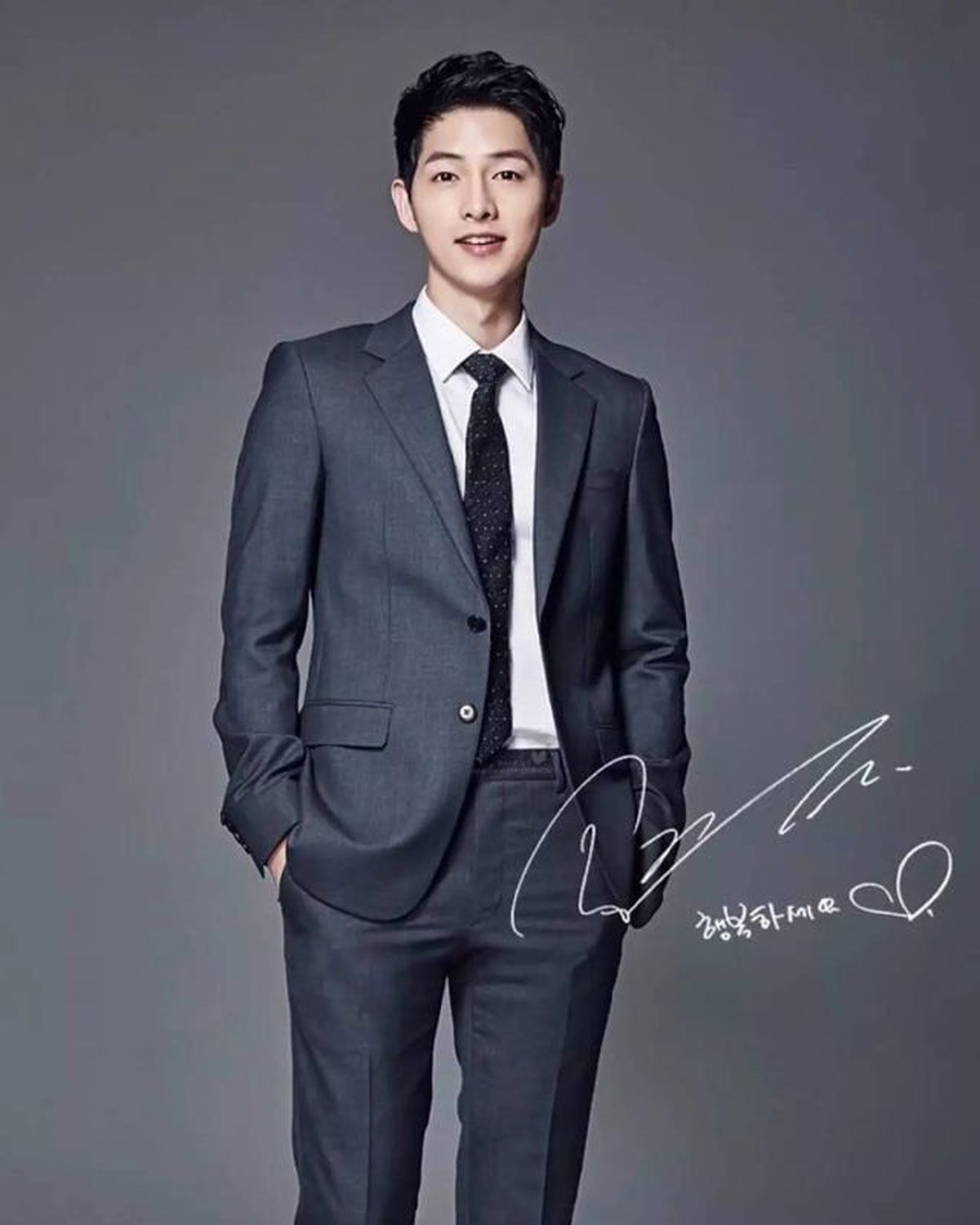 Song Joong Ki resmi menyandang status duda pada Senin &lpar;22&sol;7&rpar;&comma; meski statusnya berubah&comma; ketampanan pria 33 tahun ini tetap mampu bikin wanita terpesona&period;