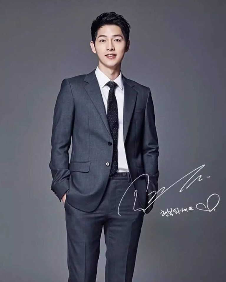 Song Joong Ki resmi menyandang status duda pada Senin (22/7), meski statusnya berubah, ketampanan pria 33 tahun ini tetap mampu bikin wanita terpesona.