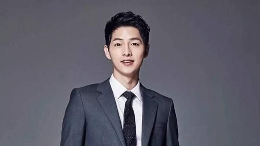 1. Song Joong Ki Ini dia lima aktor korea pemilik wajah imut yang menggemaskan.