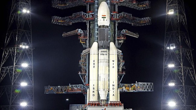 Organisasi Penelitian Luar Angkasa India (ISRO) berhasil meluncurkan misi Chandrayaan-2 ke Kutub Selatan Bulan.
