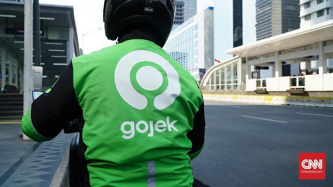 Jaket dengan logo baru Gojek yang sudah digunakan oleh mitra driver di area Bundaran HI, Jakarta Pusat,Selasa(23/7).