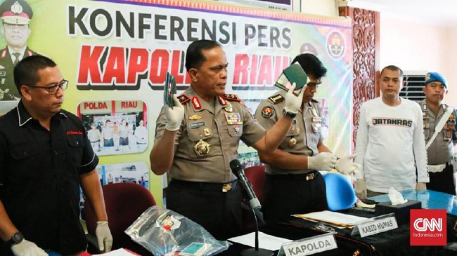 Polda Riau menduga Satriandi (31), yang tewas dalam baku tembak dengan kepolisian dan merupakan pecatan Polri, terlibat kejahatan narkoba lintas negara.