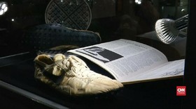 VIDEO: Sepatu Butut Tahun 1972 Laku Dilelang Rp6,1 Miliar