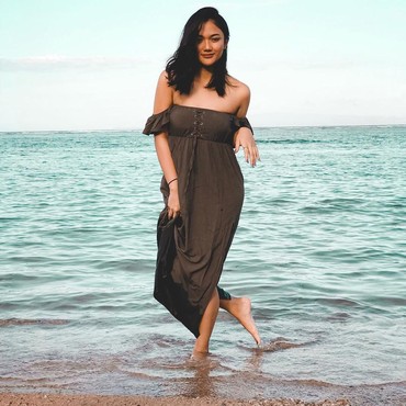 6 Pesona Marion Jola Si Seksi Bersuara Merdu