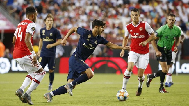 Gelandang Real Madrid Marco Asensio menangis lantaran mengalami cedera parah usai membobol gawang Arsenal di laga pramusim di turnamen ICC 2019.