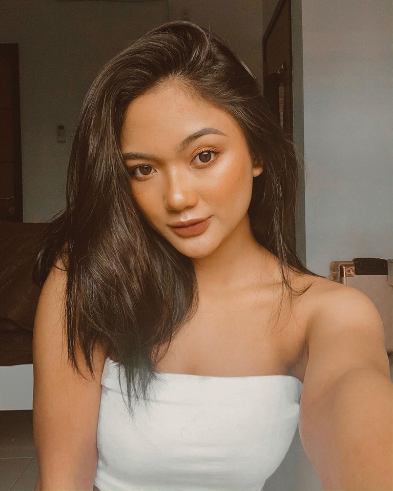 6 Pesona Marion Jola Si Seksi Bersuara Merdu Sejak awal kemunculannya lewat sebuah ajang pencarian bakat menyanyi, Marion Jola sukses mencuri perhatian publik dengan keseksiannya.