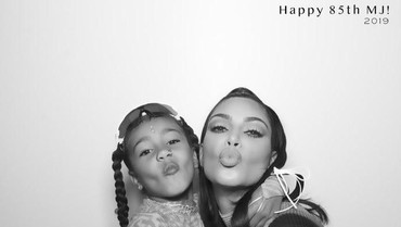 img-title Punya Akun TikTok & Unggah 20 Video, Kim Kardashian Langsung Viral