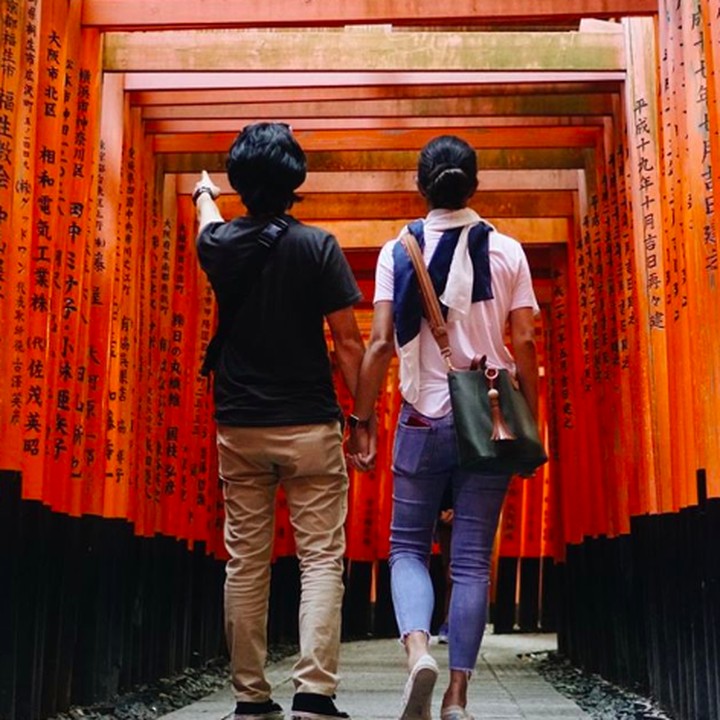 Kalau sudah romantis, tampak belakang dan bergandengan tangan pun bisa bikin baper ya, Bun. Foto ini diabadikan saat mereka jalan-jalan ke Jepang. (Foto: Instagram @prisia)