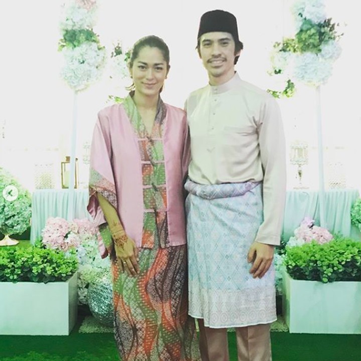 Pada 2016 lalu, perempuan yang biasa disapa Phia ini menikah dengan Iedil yang asli Malaysia. Pada beberapa momen, nampak dia mengenakan baju kurung yang kental dengan adat Melayu. (Foto: Instagram @prisia)