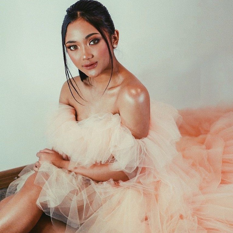 6 Pesona Marion Jola Si Seksi Bersuara Merdu Sejak awal kemunculannya lewat sebuah ajang pencarian bakat menyanyi, Marion Jola sukses mencuri perhatian publik dengan keseksiannya.