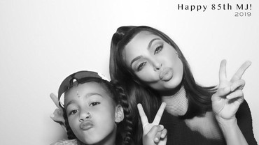 img-title Sweet Banget! North Tulis Pesan Cinta untuk Kim Kardashian di Tisu Toilet