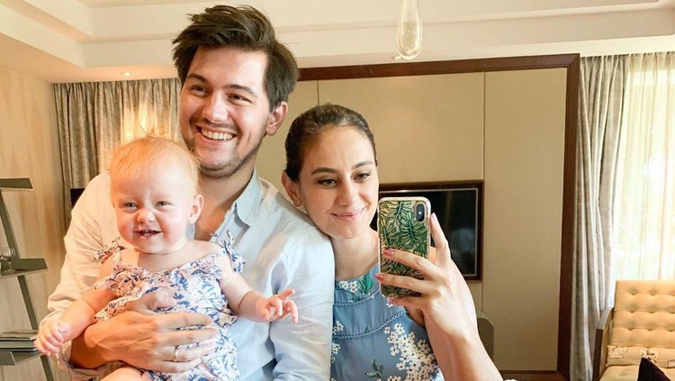 Marissa Nasution alami kendala di minggu pertama kelahiran anaknya, Allie. Namun, Marissa bertekad untuk berhasil melaluinya meski tanpa bantuan nanny atau ART.
