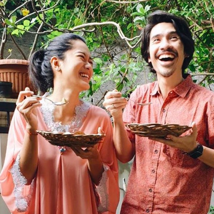 Pada momen-momen khusus seperti lebaran, Phia tak pelit berbagi momen kebersamaan bersama Iedil. (Foto: Instagram @prisia)