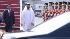 Jokowi Ajak Putra Mahkota Abu Dhabi Keliling Bundaran HI