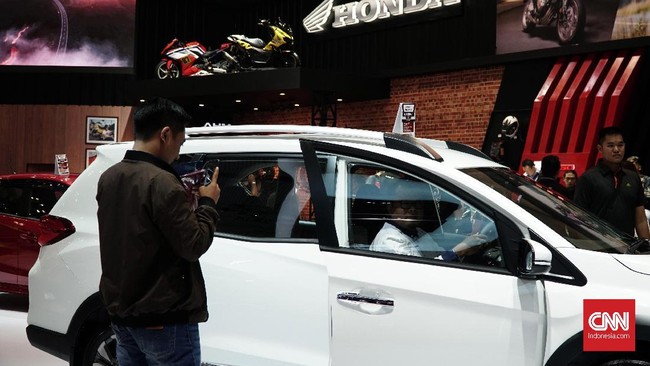 Suasana pameran otomotif di Gaikindo Indonesia International Auto Show (GIIAS) 2019 di ICE BSD, Tangerang, Rabu (24/7). CNN Indonesia/Hesti Rika