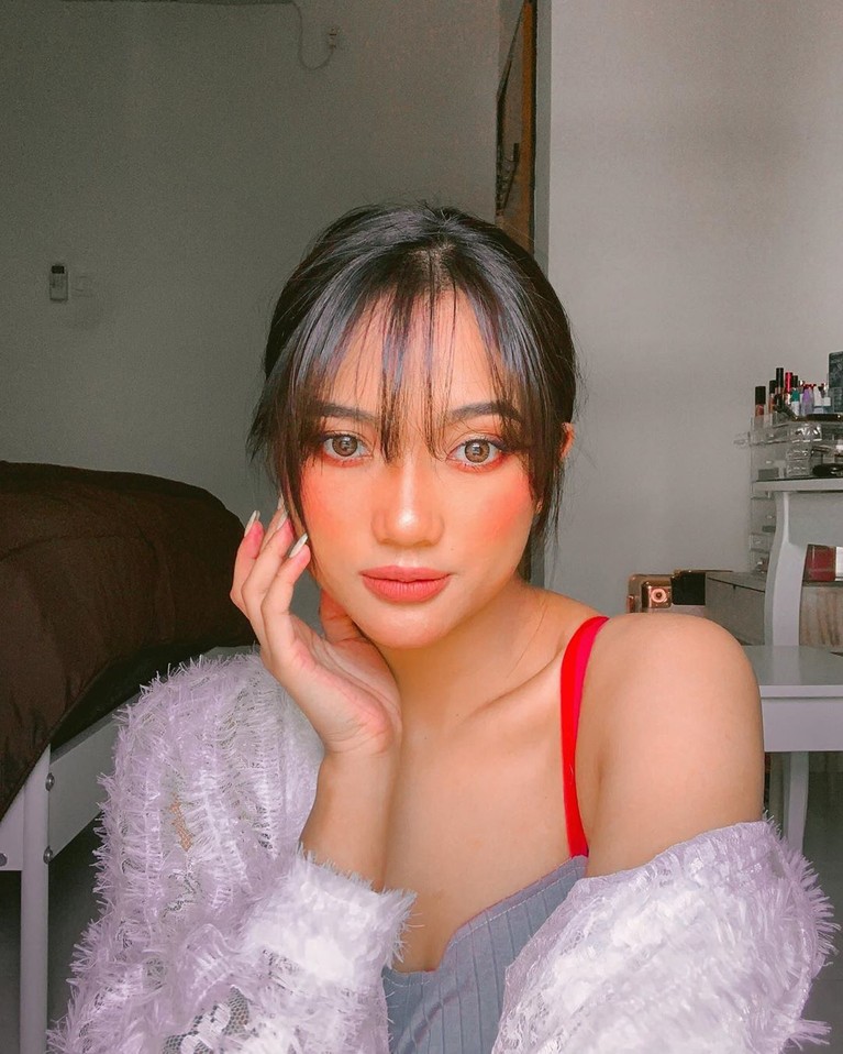 6 Pesona Marion Jola Si Seksi Bersuara Merdu Sejak awal kemunculannya lewat sebuah ajang pencarian bakat menyanyi, Marion Jola sukses mencuri perhatian publik dengan keseksiannya.