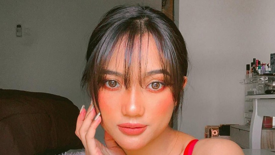 Marion Jola 5 Selebriti Indonesia yang memiliki bibir tebal dan seksi.
