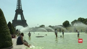 VIDEO: Panas Ekstrem, Turis Berendam di Kolam Menara Eiffel