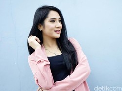 Bella Nova Jawab Kabar Pacaran dengan Hotman hingga Kado Berlian