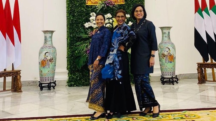 Sederhananya momen kebersamaan empat srikandi kabinet Indonesia dalam satu bingkai foto.