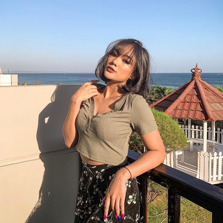 6 Pesona Marion Jola Si Seksi Bersuara Merdu Sejak awal kemunculannya lewat sebuah ajang pencarian bakat menyanyi, Marion Jola sukses mencuri perhatian publik dengan keseksiannya.